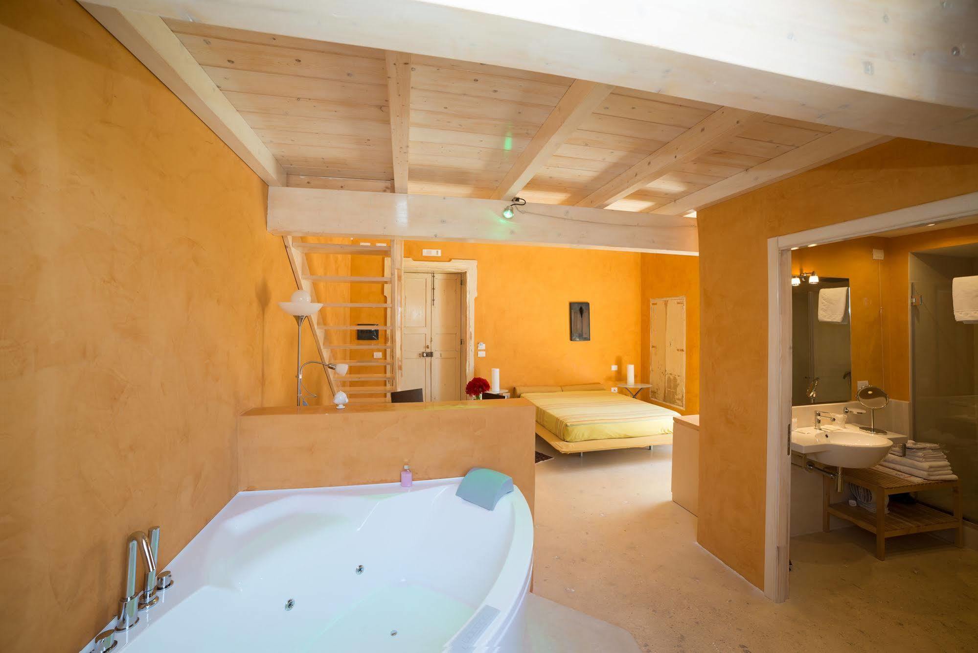 Relais Carlo V - Palazzo Storico Bed & Breakfast Gallipoli Exterior photo